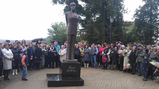 Памятник Белле Ахмадулиной на Тарусской литературной тропе Памятник Белле Ахмадулиной на Тарусской литературной тропе